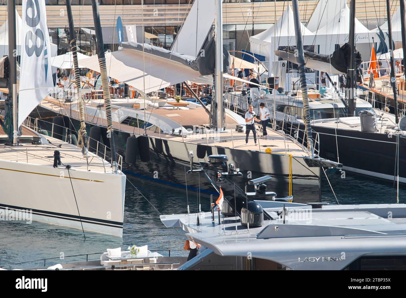 Monaco, Monte Carlo, 27 septembre 2022 - invités clients fortunés inspectent megayachts à la plus grande foire dans le salon Yacht mondial MYS, port Banque D'Images