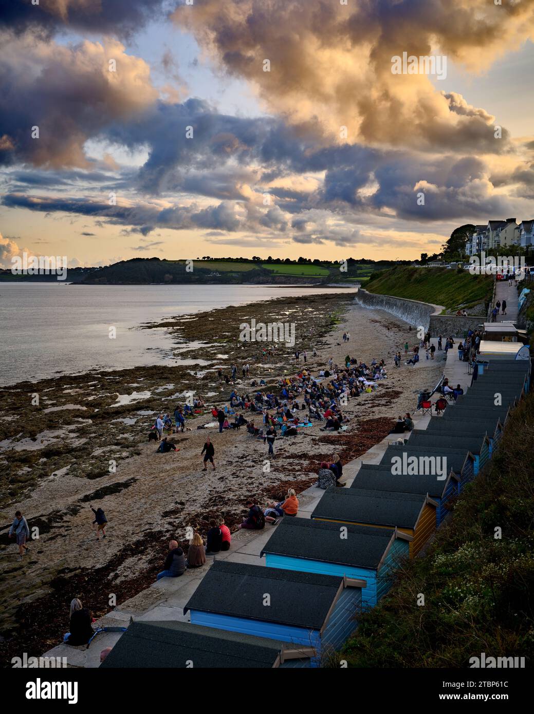 Fête sur la plage au coucher du soleil sur Castle Beach, Falmouth Banque D'Images