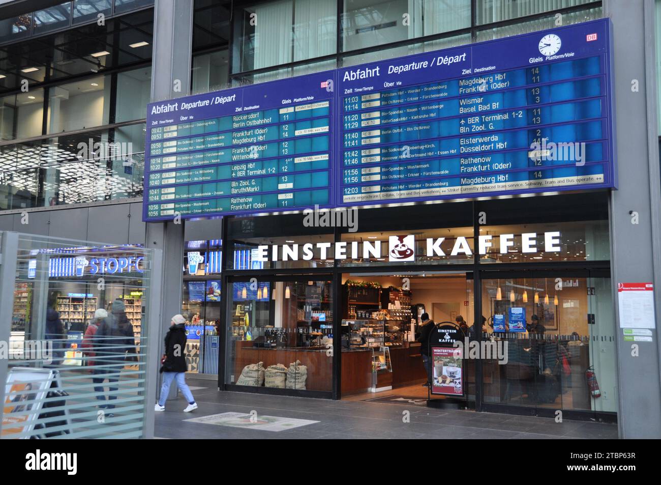Berlin, Allemagne. 08 décembre 2023. Grève des conducteurs de train de la Deutsche Bahn, des milliers d'annulations de trains sur les services ferroviaires dans toute l'Allemagne. Photo Gare centrale de Berlin (Hauptbahnhof) à Berlin, Allemagne, 8 décembre 2023. Crédit : Zapotocky Ales/CTK photo/Alamy Live News Banque D'Images