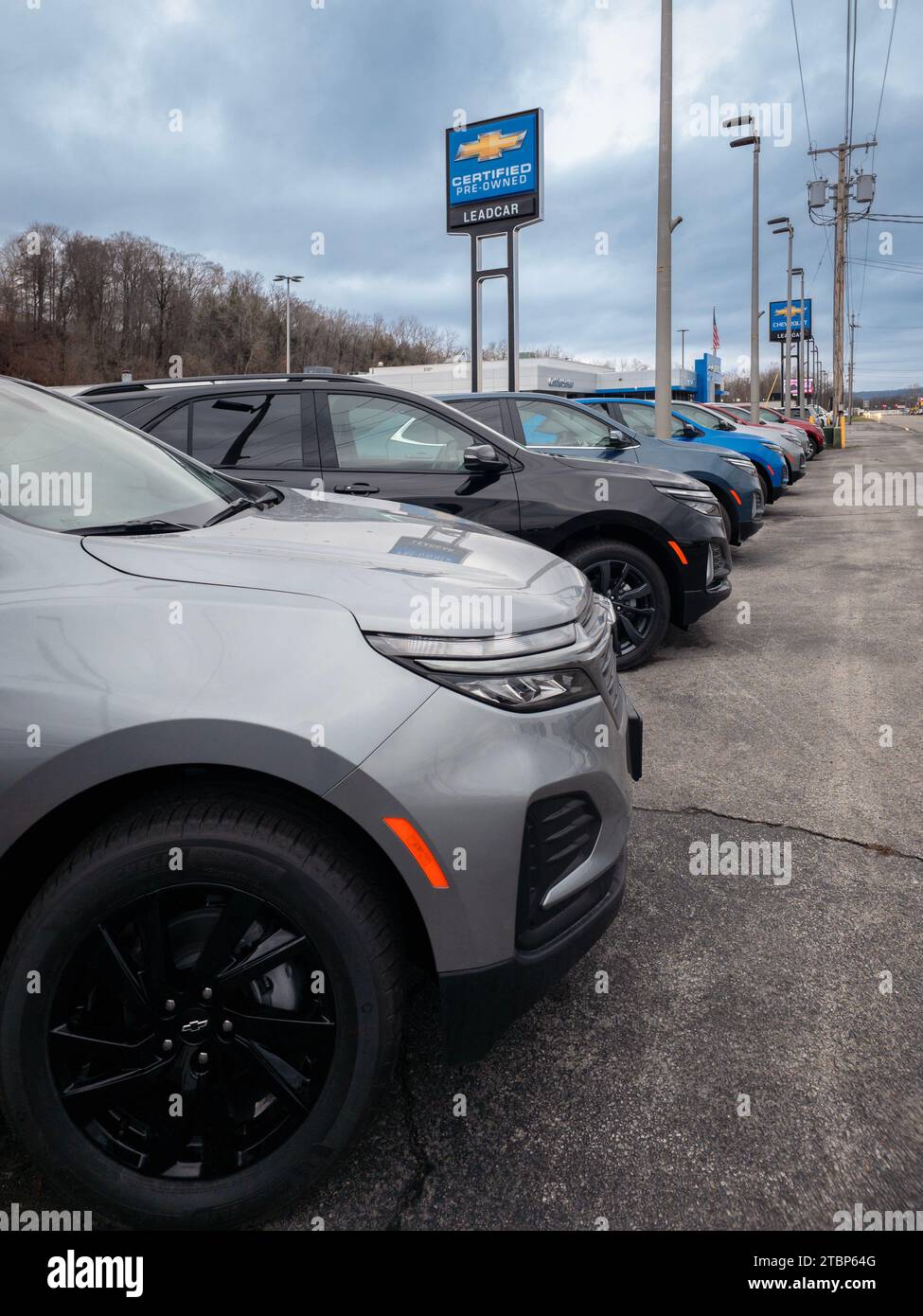 Yorkville, New York - 23 novembre 2023 : alignement de nouvelles voitures chez un concessionnaire LeadCar Chevrolet Yorkville, prêtes à être vendues à des acheteurs enthousiastes. Banque D'Images