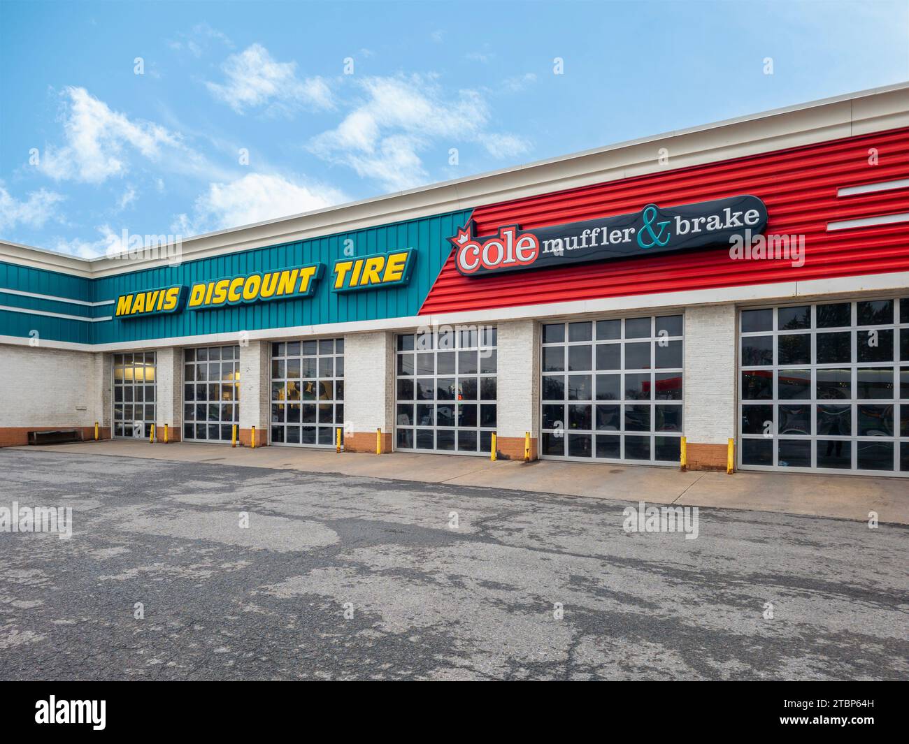 New York Mills, NY - 23 novembre 2023 : gros plan de Cole Muffler & Brake Shop, a été acquis par Mavis Discount tire en 2008, étendant ses services à include Banque D'Images