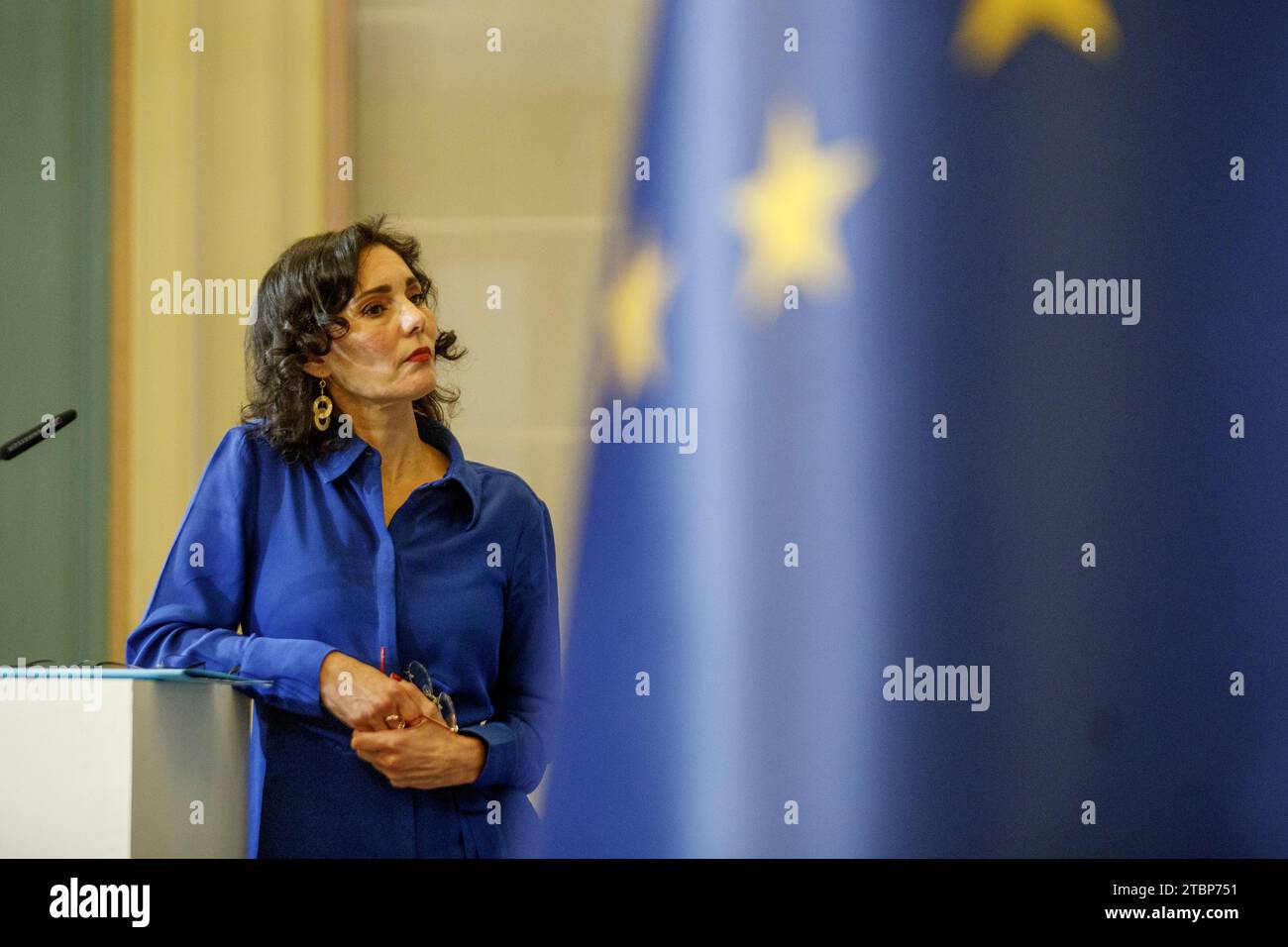 Bruxelles, Belgique. 08 décembre 2023. Le ministre des Affaires étrangères Hadja Lahbib photographié lors de la présentation du programme officiel de la prochaine présidence belge de l'Union européenne, à Bruxelles, vendredi 08 décembre 2023. Au cours de ce moment presse, le logo officiel et l'identité de la présidence seront dévoilés. Parallèlement, le site Internet de la Présidence est lancé, une source complète d'informations sur les événements, les priorités et les objectifs BELGA PHOTO HATIM KAGHAT Credit : Belga News Agency/Alamy Live News Banque D'Images