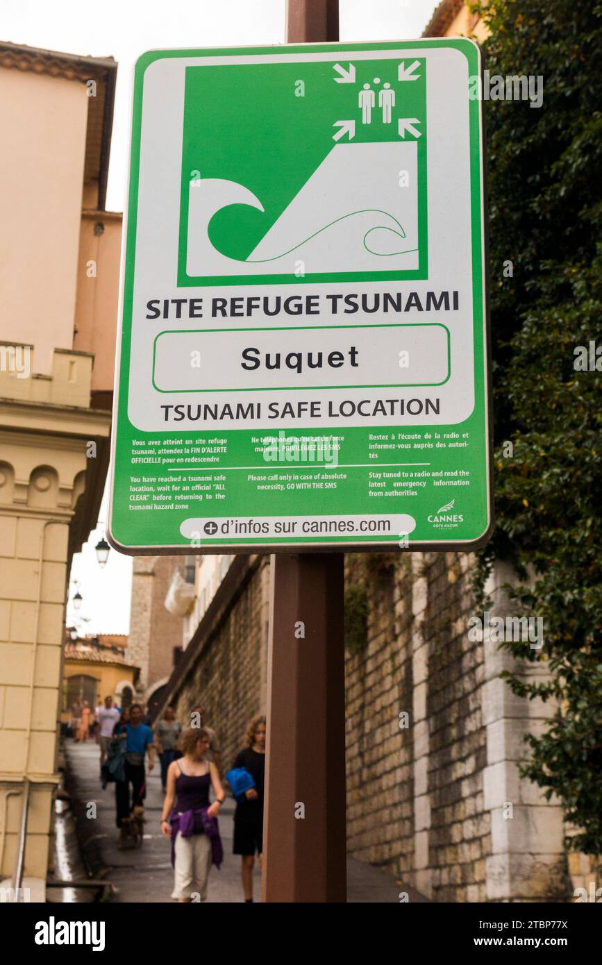 Panneau d'information publique dans la vieille ville de le Suquet, indiquant une zone de sécurité assez haute au-dessus du niveau de la mer si la vague de tsunami frappe la côte Cannes, France. (135) Banque D'Images