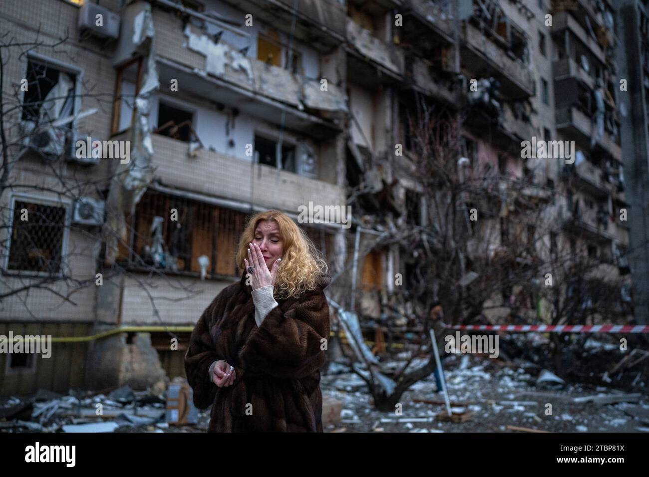 FILE - Natali Sevriukova reacts next to her house following a rocket attack the city of Kyiv, Ukraine, on Feb. 25, 2022. The invasion of Ukraine begins, which Putin characterizes as a "special military operation" needed to protect Russia's security. (AP Photo/Emilio Morenatti, File) Banque D'Images