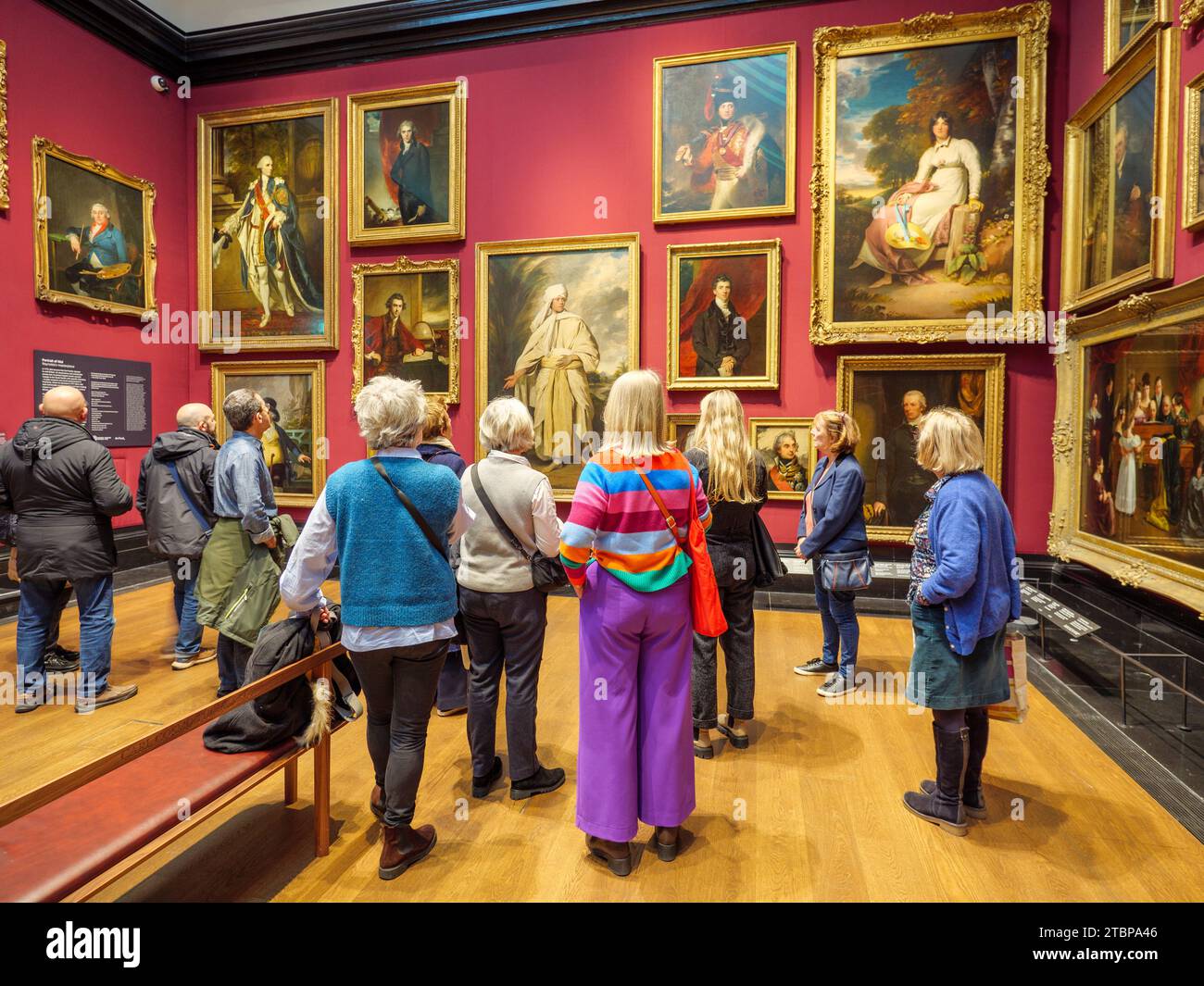 Visiteurs du musée regardant les peintures historiques à l'intérieur de la National Portrait Gallery, Londres, Royaume-Uni Banque D'Images