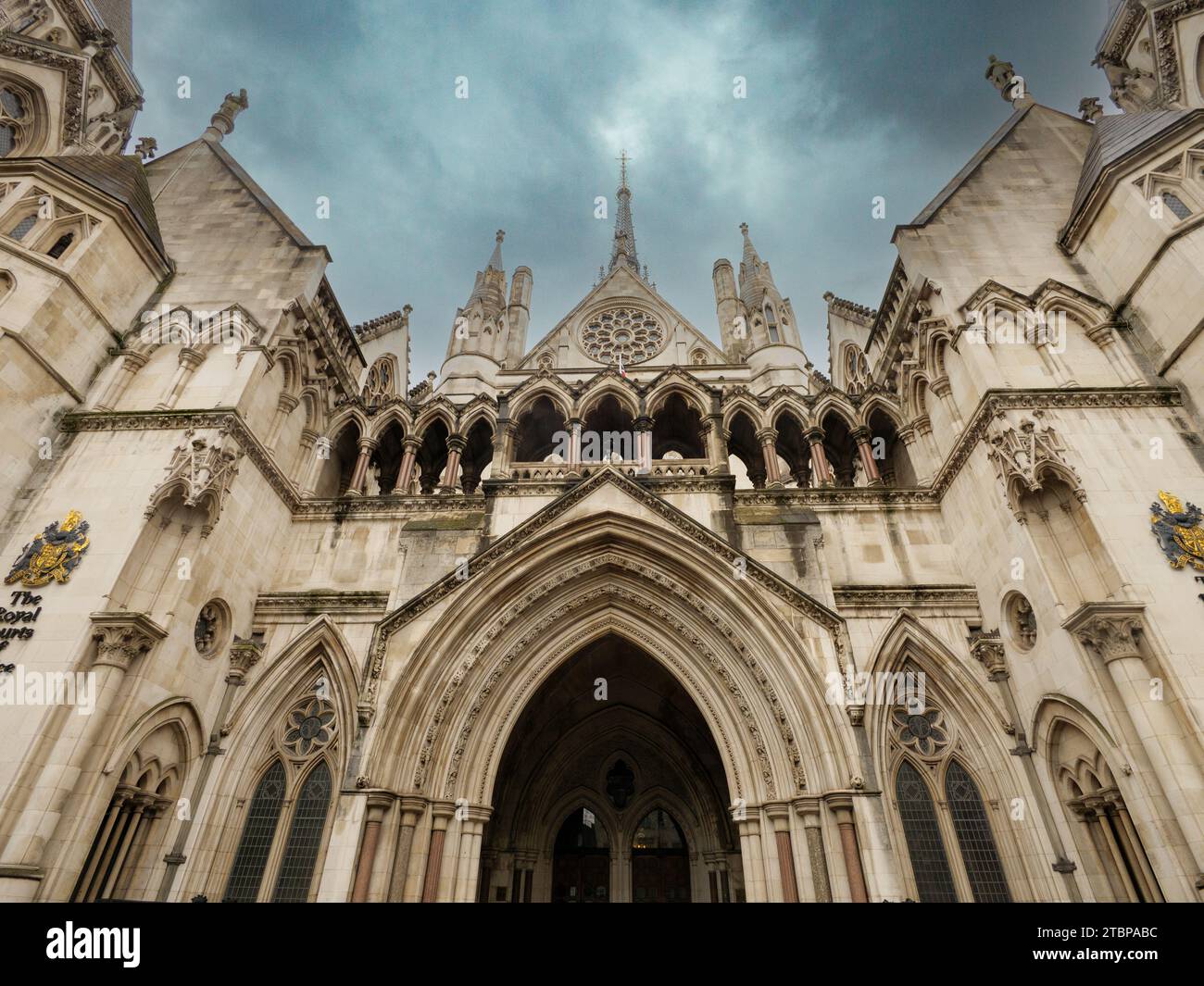 Les cours royales de justice ou cours de justice qui abritent la haute Cour, Westminster, Londres, Royaume-Uni Banque D'Images