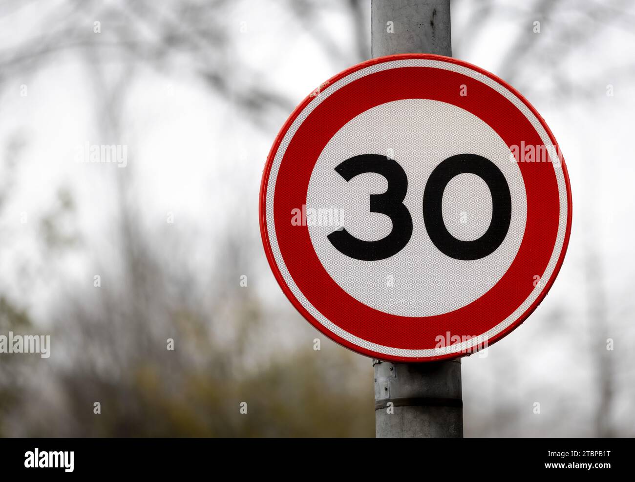 AMSTERDAM - Un panneau de signalisation à 30 km/h à la Mauritskade. À ...