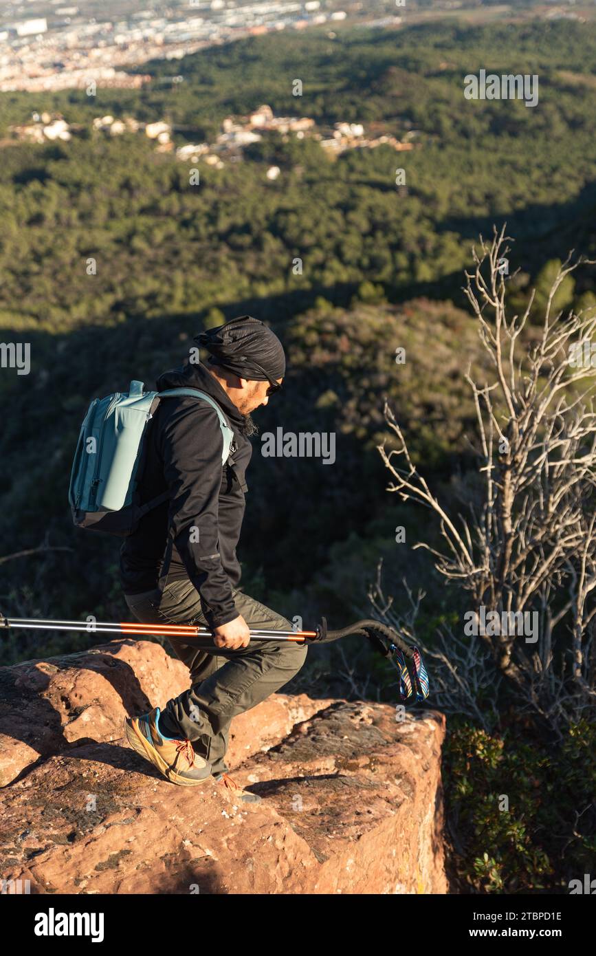 L'homme descend la montagne entourée par le paysage du parc naturel du Garraf. Banque D'Images