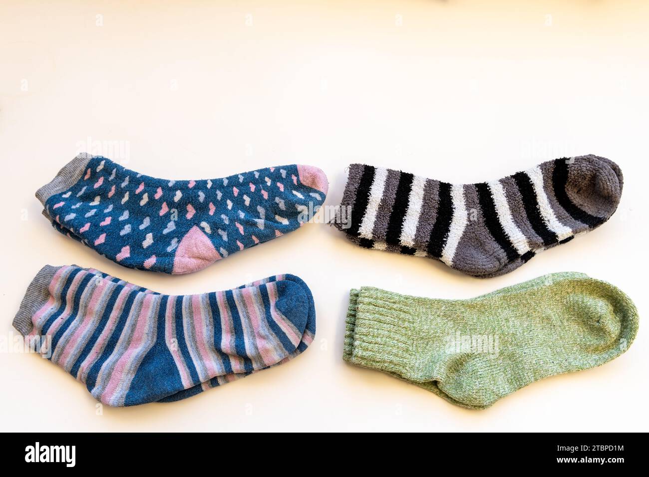 Quatre paires différentes de chaussettes d'hiver épaisses isolées dans un fond blanc. Banque D'Images