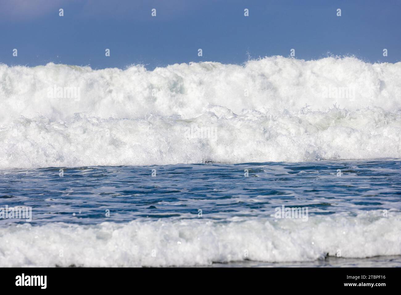 Vagues océaniques sur la plage de Seminyak, Bali, Indonésie Banque D'Images