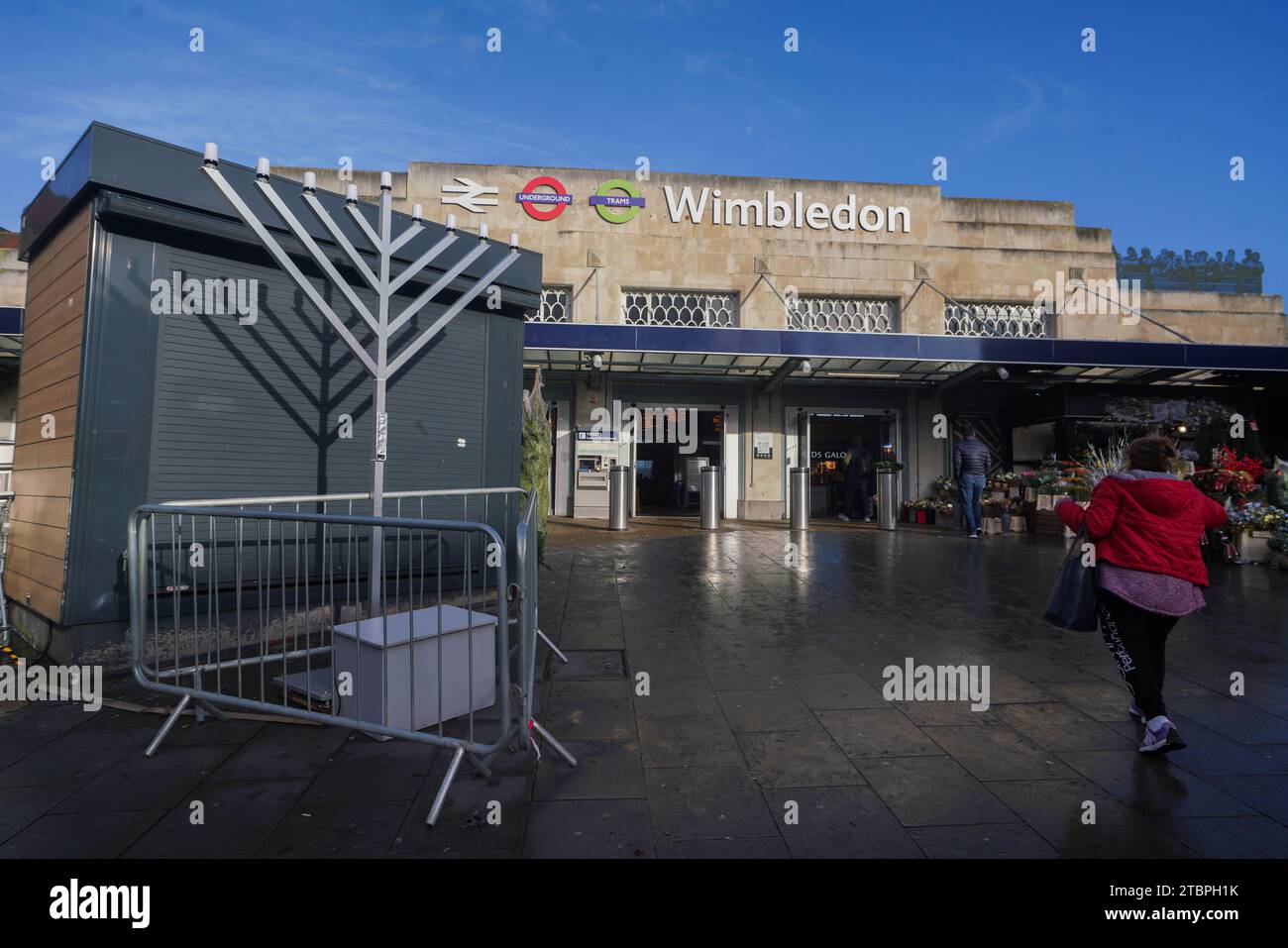 Wimbledon Londres Royaume-Uni. 8 décembre 2023. Une Menorah est affichée à l'extérieur de la gare de Wimbledon, au sud-ouest de Londres pour célébrer Hanukkah. La Menorah sera allumée pendant les huit jours de la fête juive de Hanukkah qui commémore la récupération de Jérusalem et la redédicace du second Temple au début de la révolte des Maccabées. Crédit : amer ghazzal/Alamy Live News . Banque D'Images