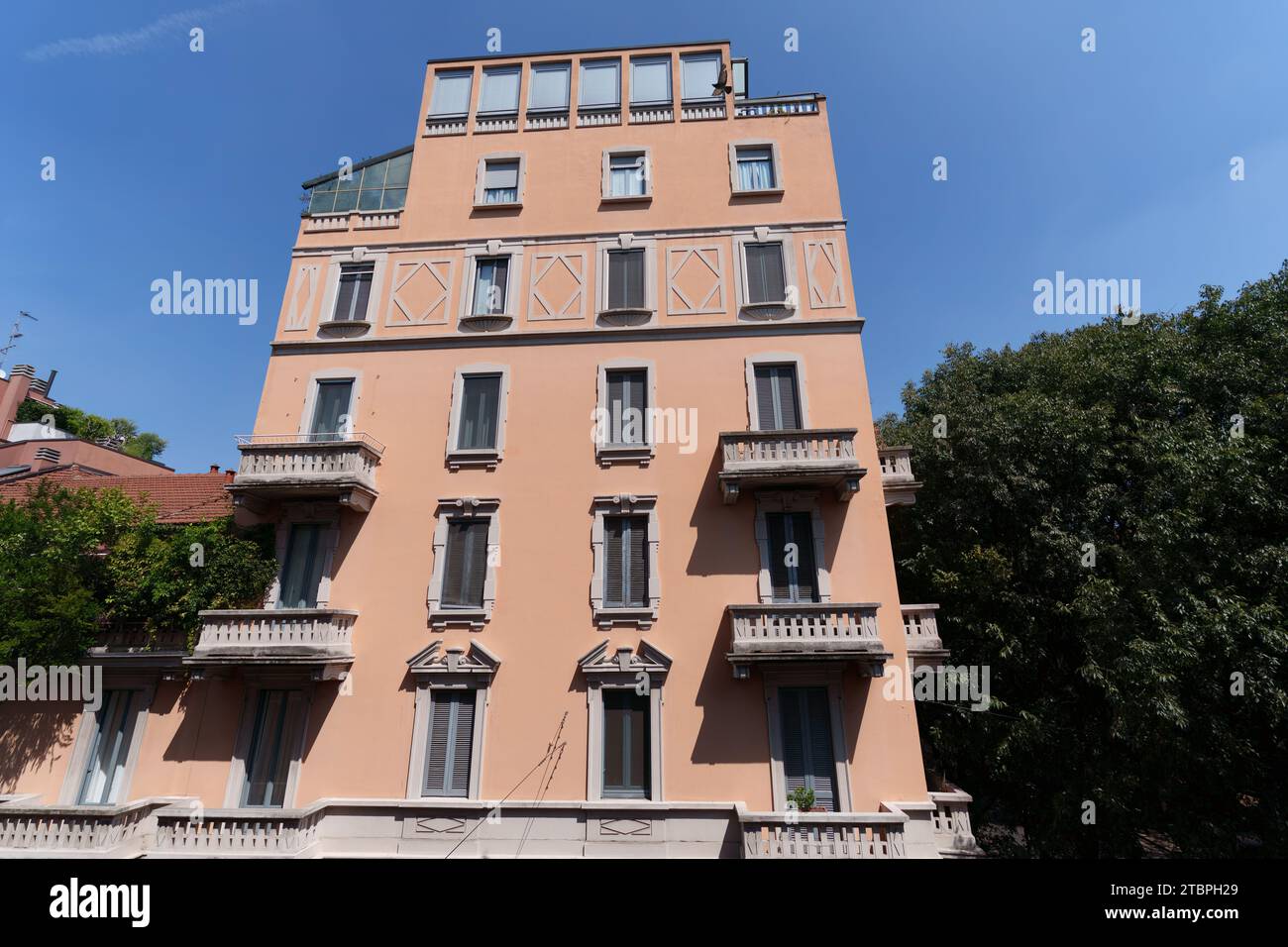 Extérieur du bâtiment résidentiel le long de la via Piero della Francesca, Milan, Lombardie, Italie Banque D'Images