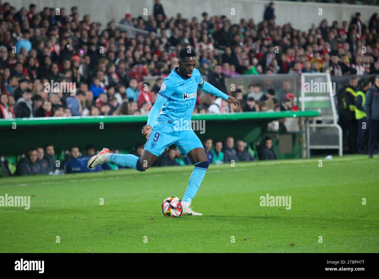 Santander, Espagne. 07 décembre 2023. Le joueur de l'Athletic Club, Iñaki Williams (9 ans) avec le ballon lors du deuxième tour de la SM El Rey Cup 2023-24 entre CD Cayon et Athletic Club, le 07 2023 décembre, sur les terrains de sport El Sardinero, à Santander, Espagne. (Photo Alberto Brevers/Pacific Press) crédit : Pacific Press Media production Corp./Alamy Live News Banque D'Images