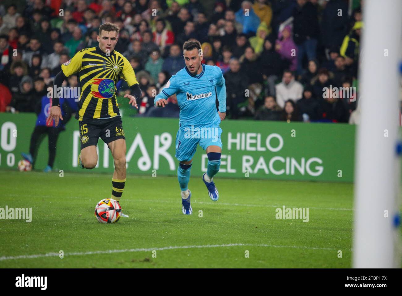 Santander, Espagne. 07 décembre 2023. Joueur de l'Athletic Club, Alex Berenguer (7, R) avec le ballon contre Ricardo Fernandez (15, L) lors du deuxième tour de la SM El Rey Cup 2023-24 entre CD Cayon et Athletic Club, le 7 décembre 2023, sur les terrains de sport El Sardinero, à Santander, Espagne. (Photo Alberto Brevers/Pacific Press) crédit : Pacific Press Media production Corp./Alamy Live News Banque D'Images