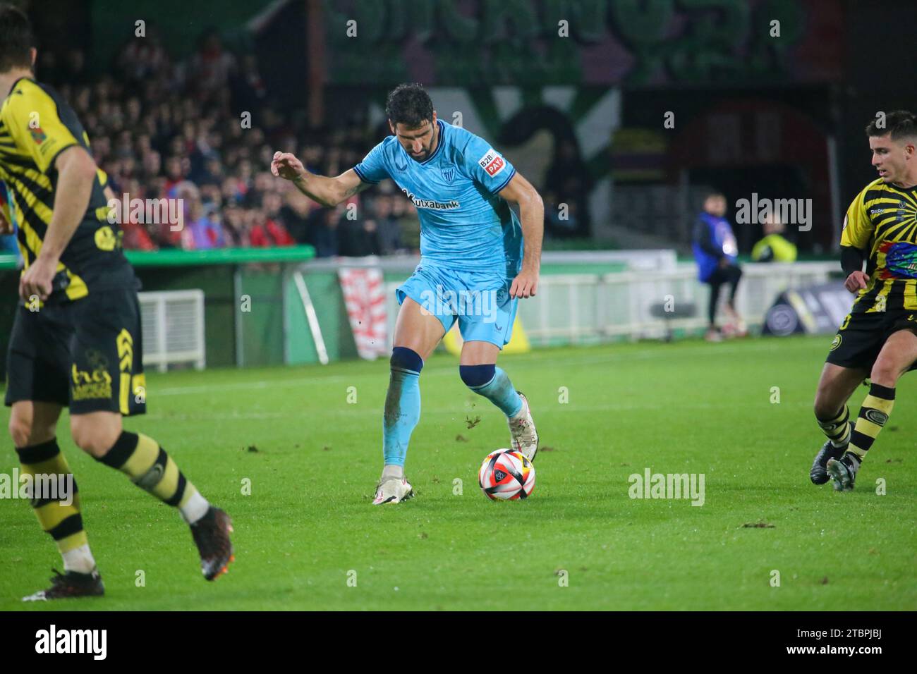 Santander, Cantabrie, Espagne. 7 décembre 2023. Santander, Espagne, 07 décembre 2023 : le joueur de l'Athletic Club, Raul Garcia (22 ans) avec le ballon lors du deuxième tour de la SM El Rey Cup 2023-24 entre CD Cayon et Athletic Club, le 07 2023 décembre, sur les terrains de sport El Sardinero, à Santander, Espagne. (Image de crédit : © Alberto Brevers/Pacific Press via ZUMA Press Wire) USAGE ÉDITORIAL SEULEMENT! Non destiné à UN USAGE commercial ! Banque D'Images