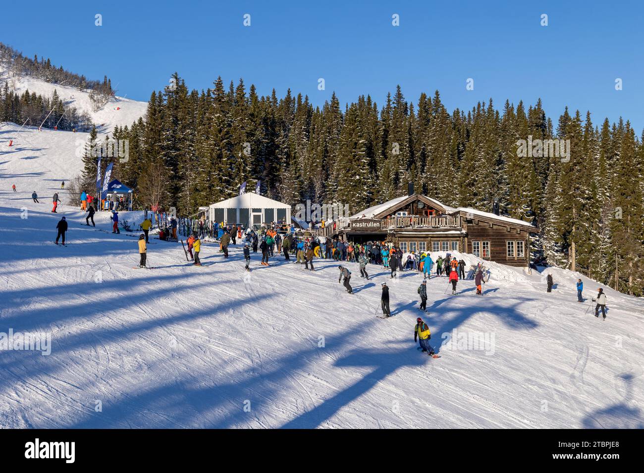 Un groupe de personnes profitant d'une activité hivernale en plein air à Are, en Suède Banque D'Images