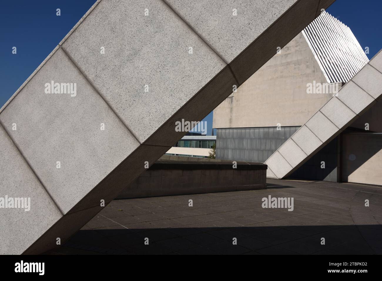 Contreforts volants en béton Clad à Portland Pierre de la cathédrale métropolitaine de Liverpool (1962-1967) par Frederick Gibberd Liverpool Banque D'Images