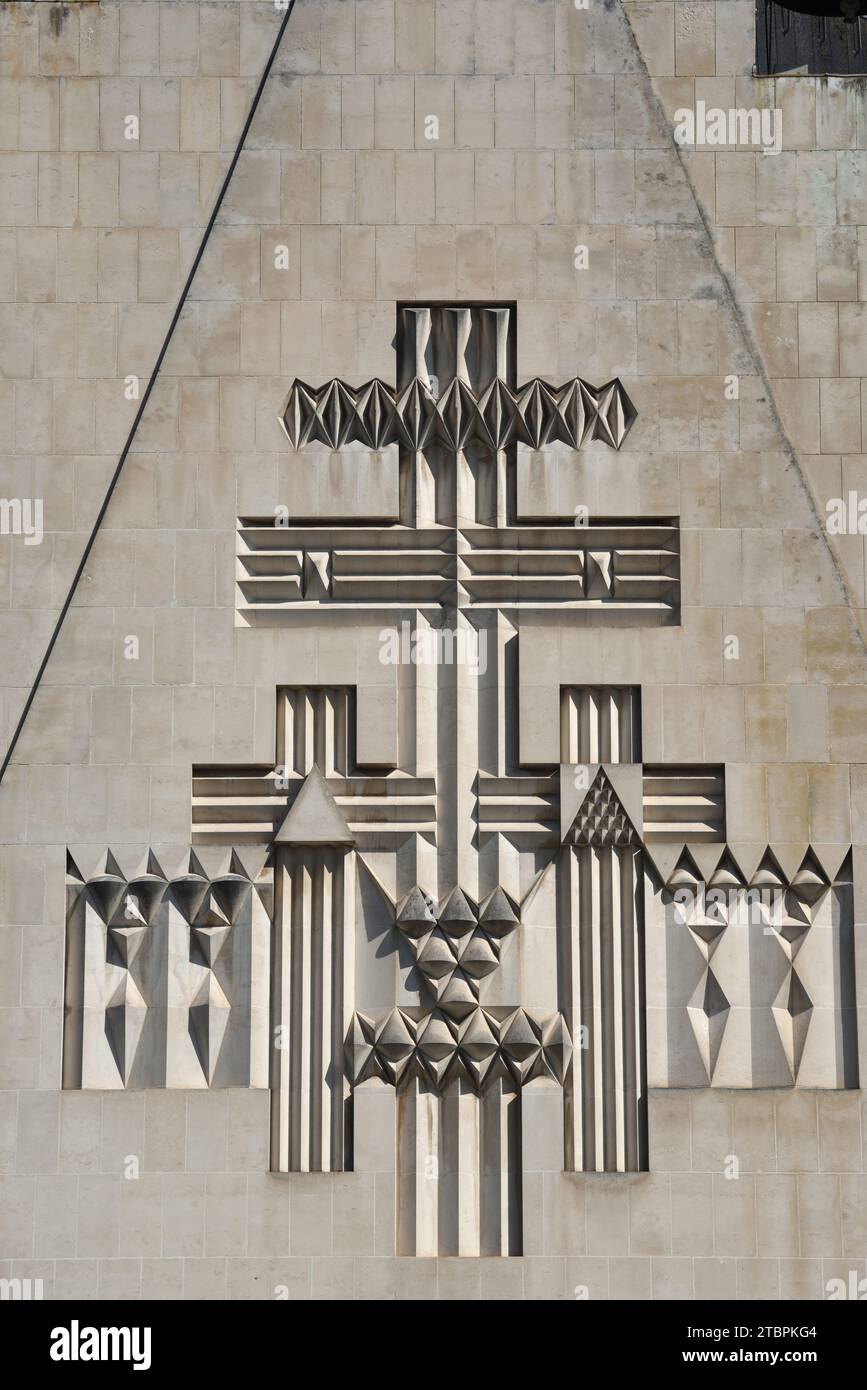 Sculpture en relief de trois croix de William Mitchell au-dessus de l'entrée de la cathédrale métropolitaine de Liverpool ou cathédrale catholique (1962-67) Liverpool Banque D'Images