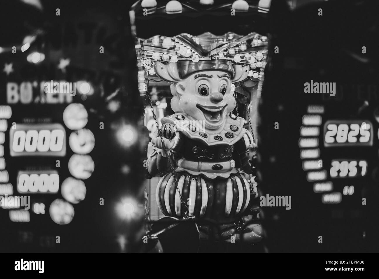 Une photo en niveaux de gris d'un carrousel de clown vintage à Larnaca, Chypre Banque D'Images