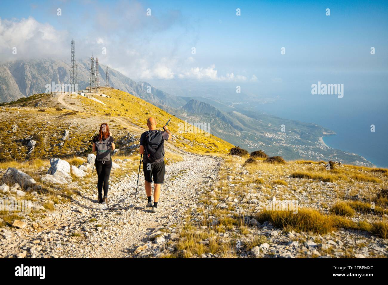 Randonneurs sur un sentier de montagne avec une vue côtière dans le sud de l'Albanie Banque D'Images