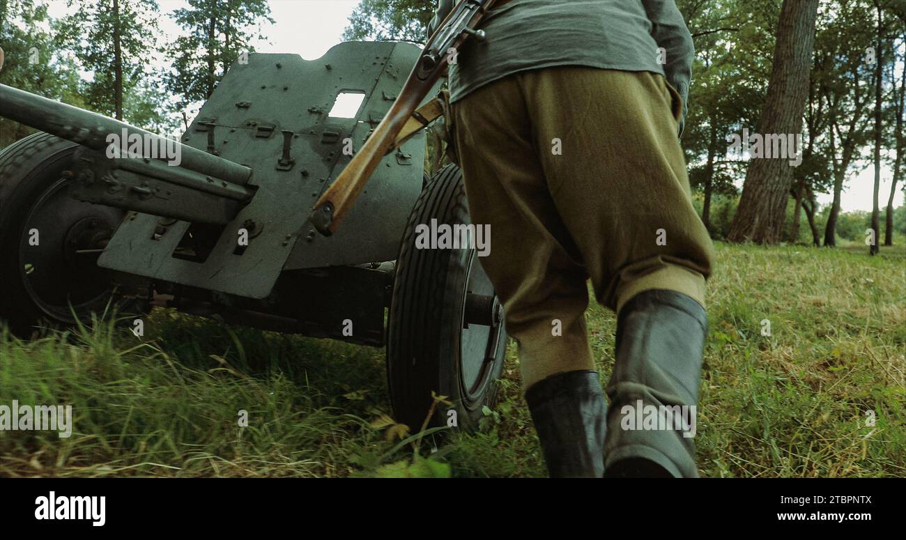 Préparation de la reconstitution historique du combat. Groupe de réacteurs habillés en soldats russes d'infanterie soviétique de l'Armée rouge de la Seconde Guerre mondiale sont Move Soviet Banque D'Images