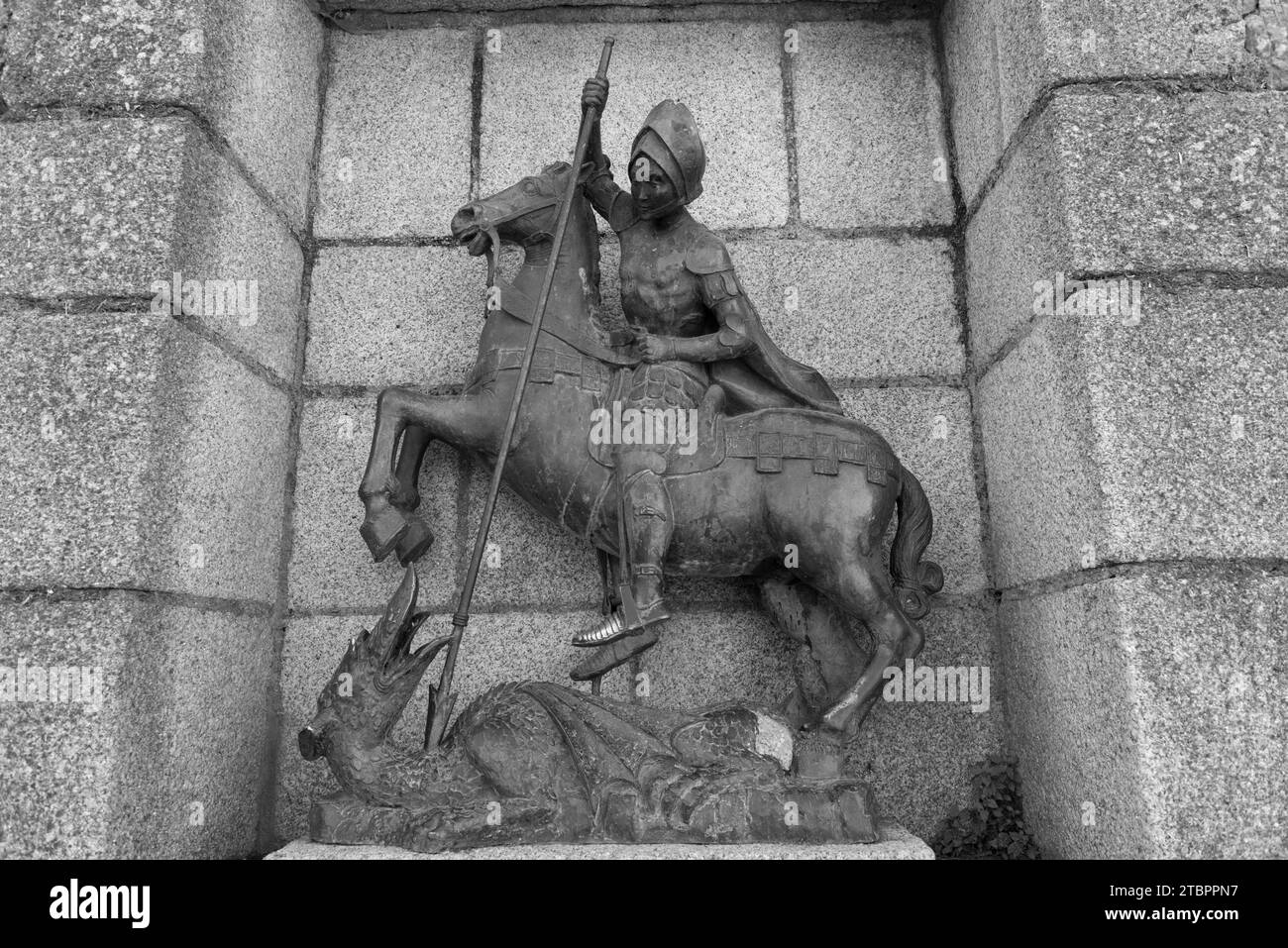 Image en noir et blanc d'une statue de St George tuant le dragon dans une niche d'une église à Caceres, Estrémadure, Espagne Banque D'Images