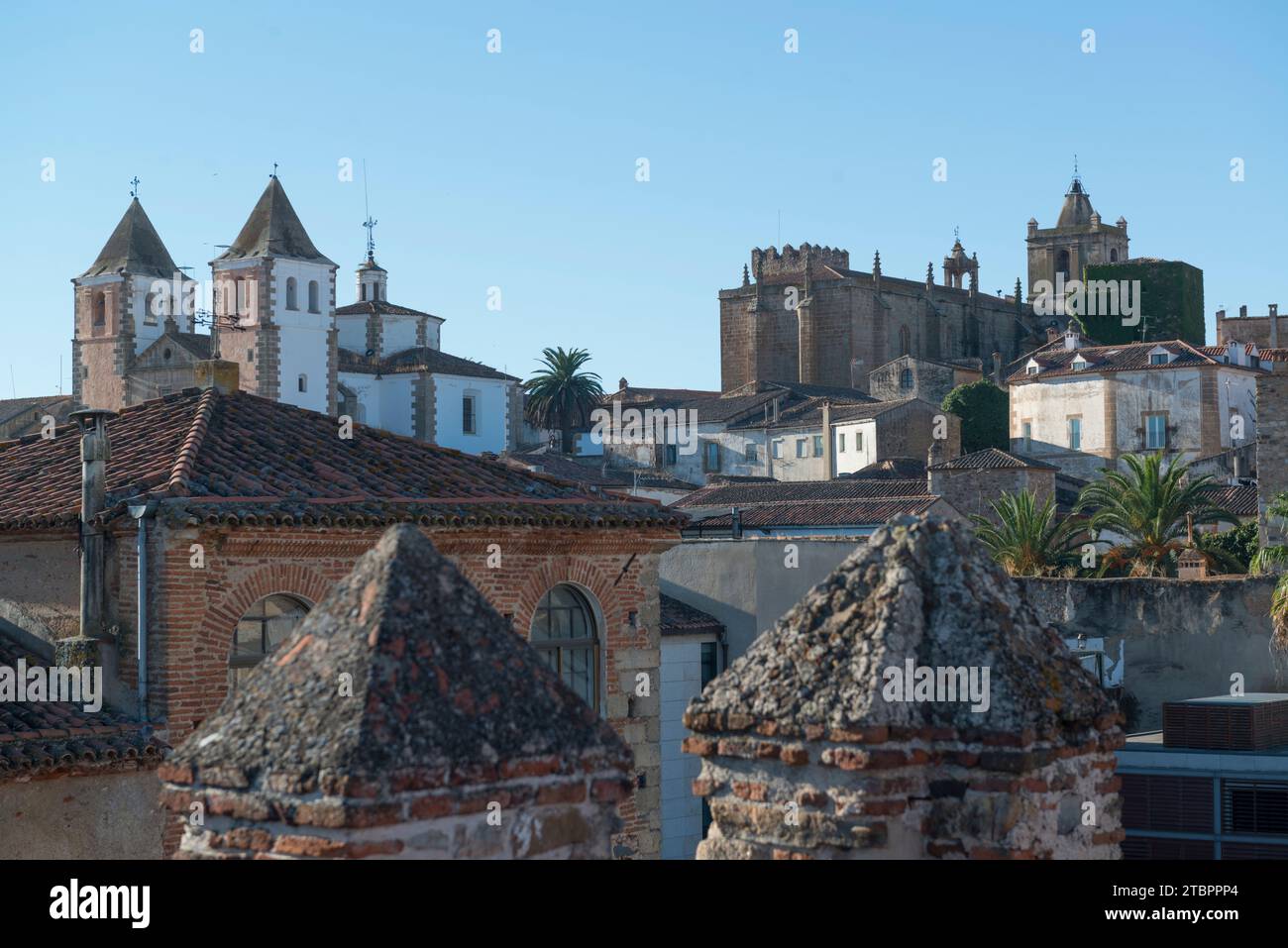 Vue depuis les remparts de la vieille ville aux églises de San Francisco et Saint Matthieu. Caceres, Estrémadure, Espagne. Banque D'Images