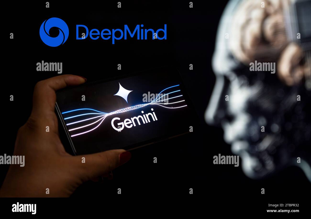 Guwahati, Inde. 8 décembre 2023. Dans cette illustration photo, un logo Gemini et le logo DeepMind sont affichés sur un smartphone avec un robot affiché en arrière-plan. Crédit : David Talukdar/Alamy Live News Banque D'Images