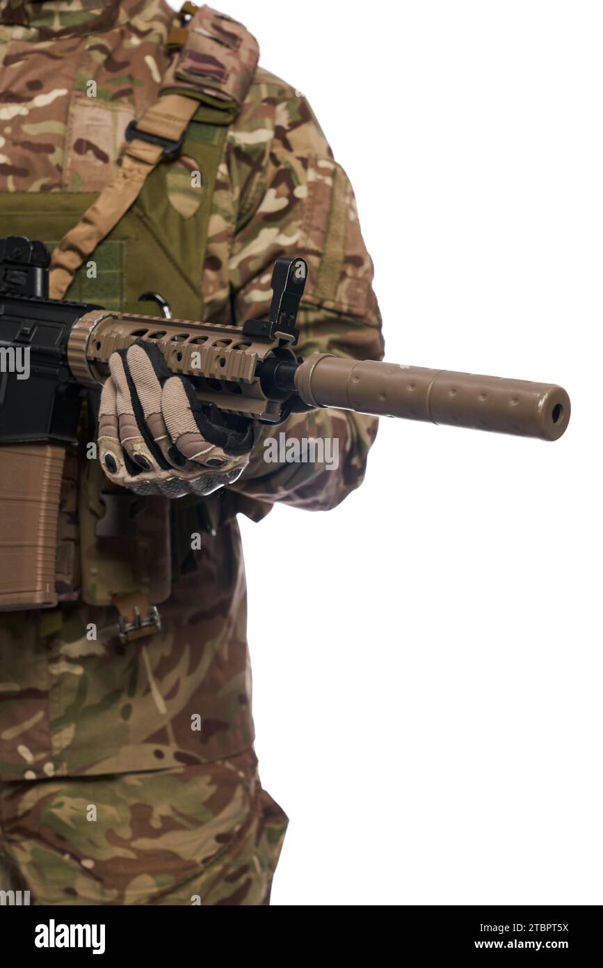 Homme de l'armée anonyme dans des gants tactiques tenant un fusil d'assaut sur la poitrine à l'intérieur. Vue rapprochée du canon de mitrailleuse d'arme à feu ngsw, tenu par un soldat militaire, isolé sur blanc. Arme, concept d'armée. Banque D'Images