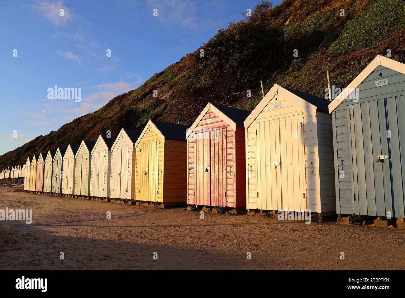 Cabanes de plage sur la promenade - Southbourne Beach, Bournemouth, Dorset Banque D'Images