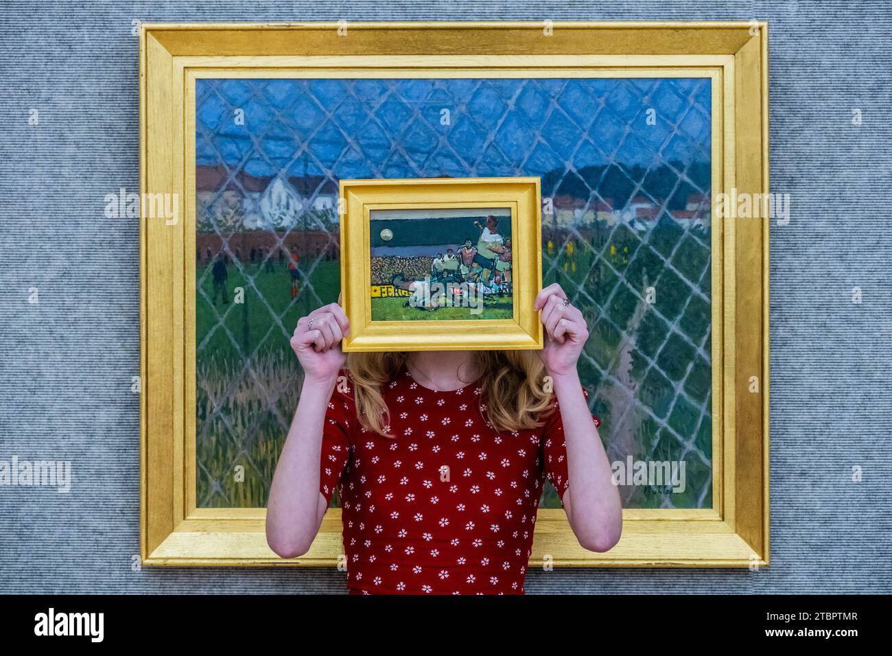 Londres, Royaume-Uni. 8 décembre 2023. Ruskin Spear R.A., football Match, est £3 000 - £5 000 devant Robert Buhler, R.A., The football Match, est £3 000 - £5 000 - Un aperçu de football : The Beautiful Game (une vente se terminant le 13 décembre) à Bonhams New Bond Street, Londres. Crédit : Guy Bell/Alamy Live News Banque D'Images