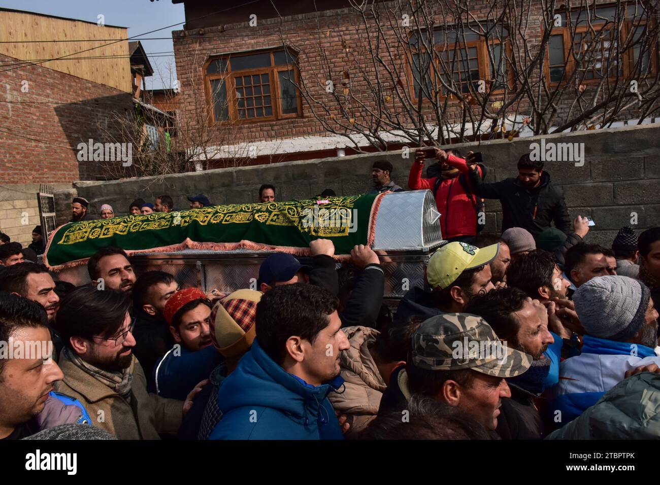 Les Cachemiris portent le cercueil du policier Masroor Ahmad Wani lors de son cortège funèbre à Srinagar. Un policier du Jammu-et-Cachemire, Masroor Ahmad Wani, blessé par balle par des militants le 29 octobre alors qu'il jouait au cricket, a succombé à ses blessures à l'hôpital le 07 décembre. (Photo de Saqib Majeed / SOPA Images/Sipa USA) Banque D'Images