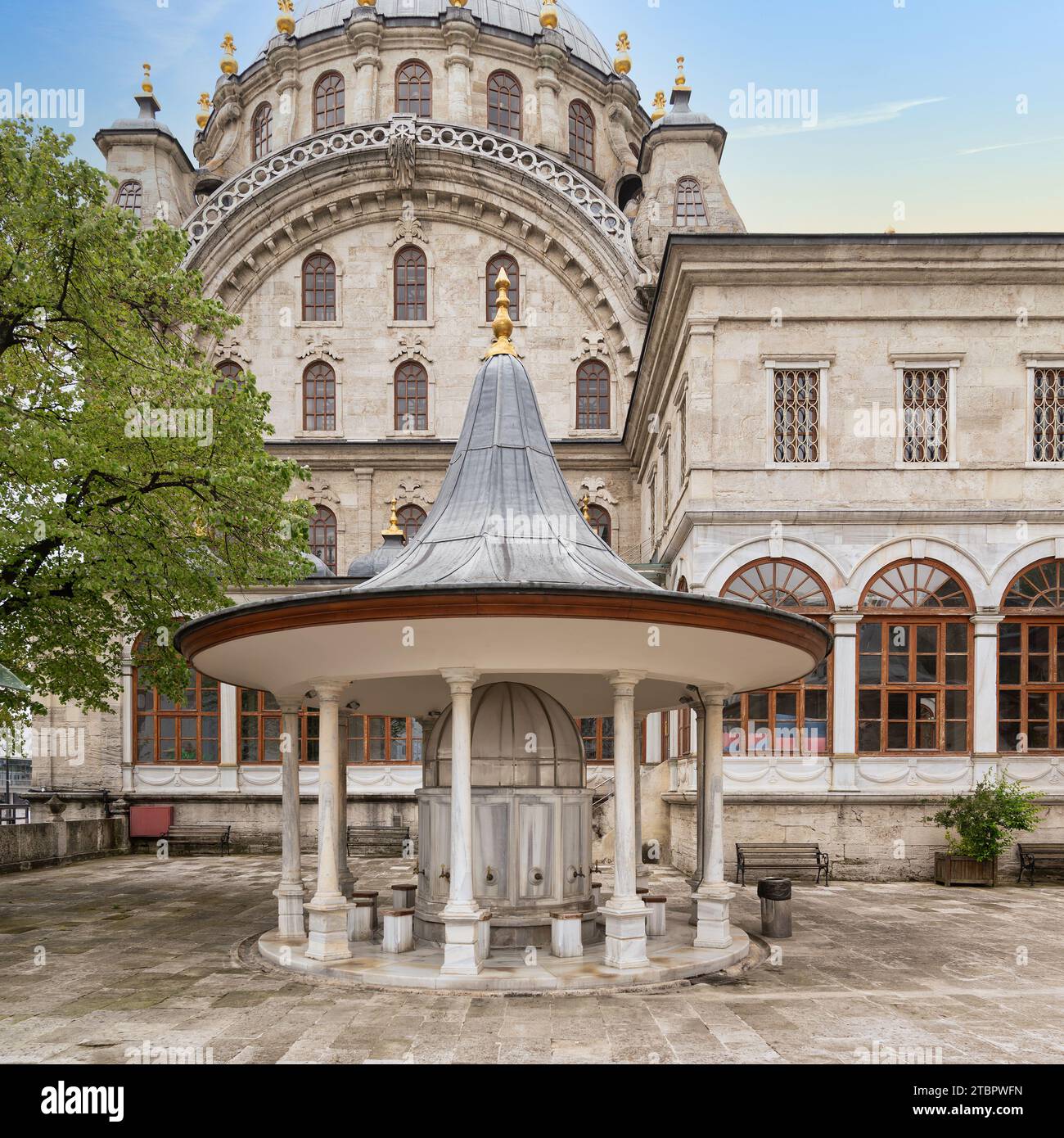 Cour de la mosquée ottomane impériale de Nusretiye avec fontaine d'ablution. La mosquée est située dans le quartier Tophane de Beyoglu, Istanbul, Turquie Banque D'Images