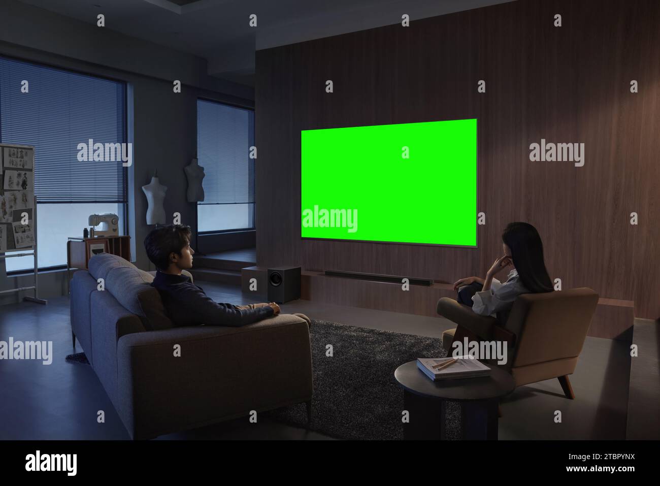 Les gens regardent et apprécient à côté de la télévision, moniteur avec écran vert Banque D'Images