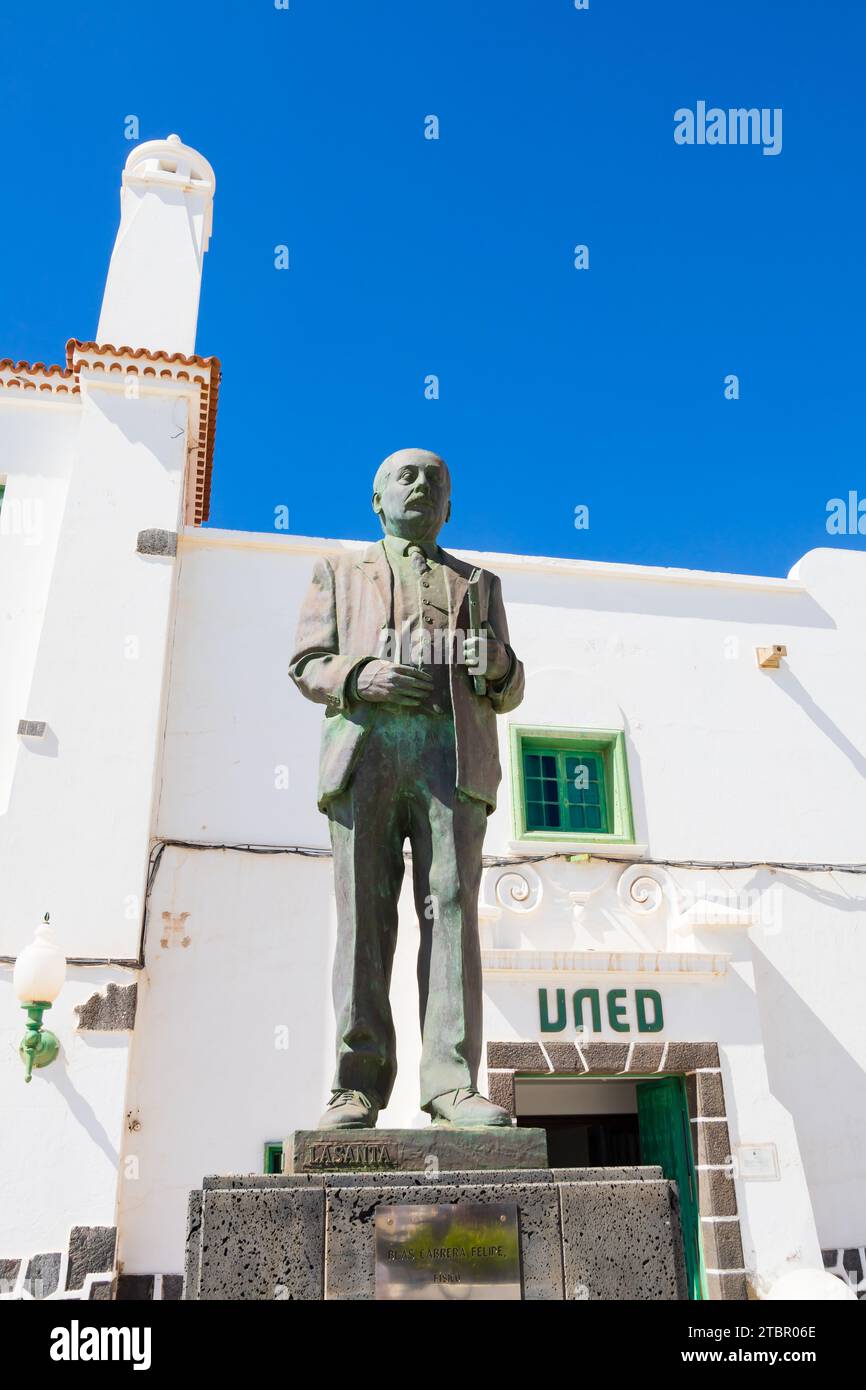 Statue de Blas Cabrera Felipe devant le bâtiment ouvert de l'Université, Arrecife, Lanzarote, Las Palmas, Espagne Banque D'Images