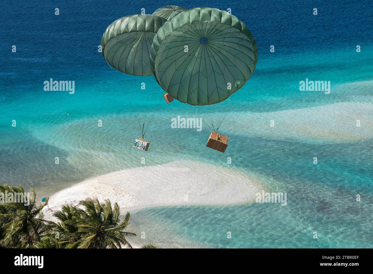 Atoll de Satawan, États fédérés de Micronésie. 05 décembre 2023. Des paquets humanitaires parachutent vers un lagon à partir d'un avion Super Hercules C-130J de l'US Air Force affecté au 36e Escadron de transport aérien expéditionnaire, lors de l'opération Christmas Drop, le 5 décembre 2023 dans l'atoll de Satawan, en Micronésie. L’opération Christmas Drop est la plus ancienne mission humanitaire et de secours en cas de catastrophe qui fournit 71 000 livres de nourriture, de cadeaux et de fournitures pour aider les communautés insulaires éloignées du Pacifique Sud. Crédit : Yasuo Osakabe/US Airforce photo/Alamy Live News Banque D'Images