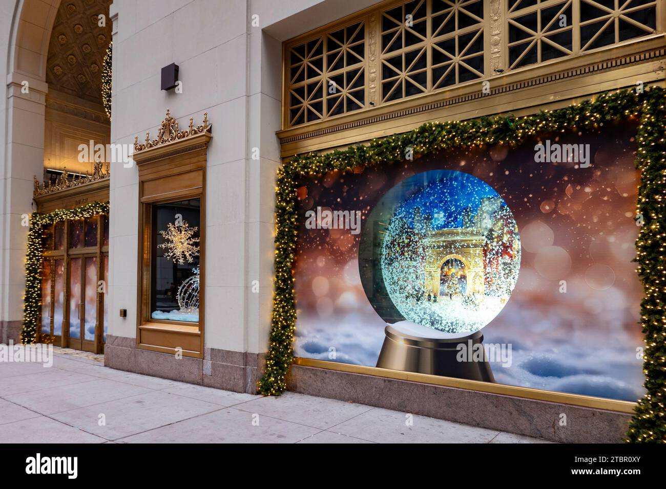 Le bâtiment emblématique Lord & Taylor de la Cinquième Avenue a été restauré et est décoré pour la saison des fêtes, New York City, USA 2023 Banque D'Images