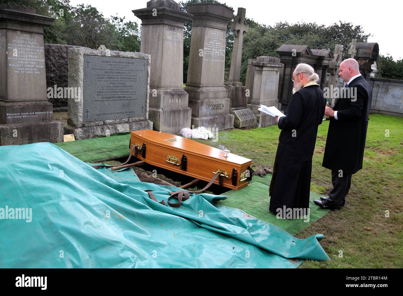 Glasgow Écosse funérailles orthodoxes grecques à Glasgow Necropolis - prêtre lisant les prières de commital à Graveside Banque D'Images
