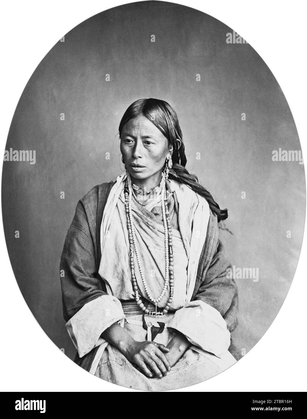 Femme indienne avec collier ; Fabricant inconnu ; environ 1866 ; imprimé argent albumen. Portrait d'une femme d'une tribu himalayenne, assise et légèrement face au Banque D'Images