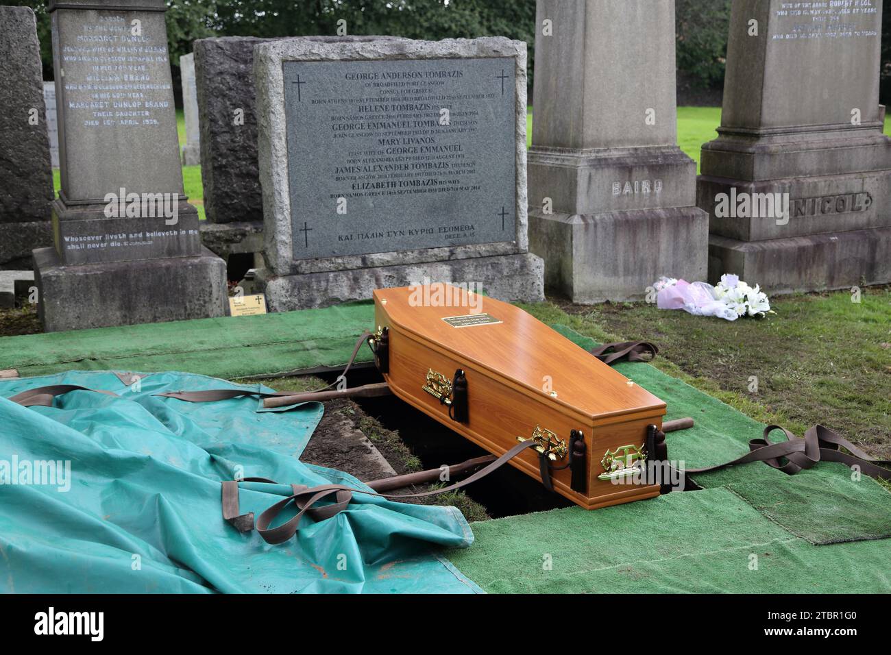 Glasgow Écosse funérailles orthodoxes grecques à Glasgow Necropolis - Coffin assis au-dessus de la tombe prêt à être abaissé Banque D'Images