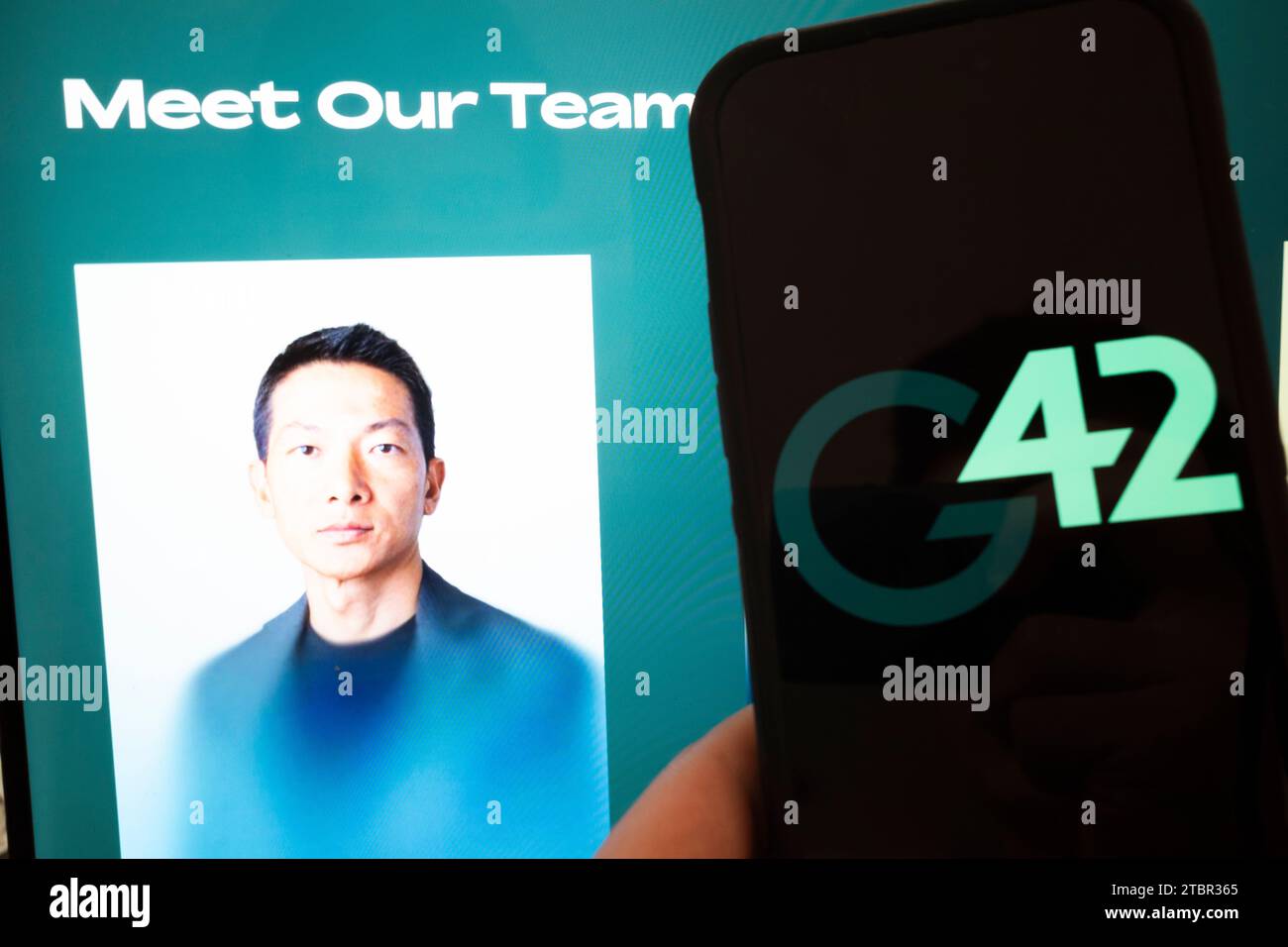 Abu Dhabi, Émirats arabes Unis. 6 décembre 2023. G42 logo.G42 est une société technologique basée au Moyen-Orient qui se concentre sur l'intelligence artificielle, le cloud computing et l'analyse de données. Il a été impliqué dans divers projets, y compris des initiatives liées aux soins de santé, à la défense et aux villes intelligentes. La société a été fondée par Peng Xiao, qui a renoncé à sa citoyenneté américaine en faveur de la citoyenneté émiratie et a été soumise à un rapport du New York Times alléguant des liens commerciaux avec la Chine. IA, business, tech, startup, GCC, Gulf business. (Image de crédit : © Taidgh Barron/ZUMA Press Wire) Banque D'Images