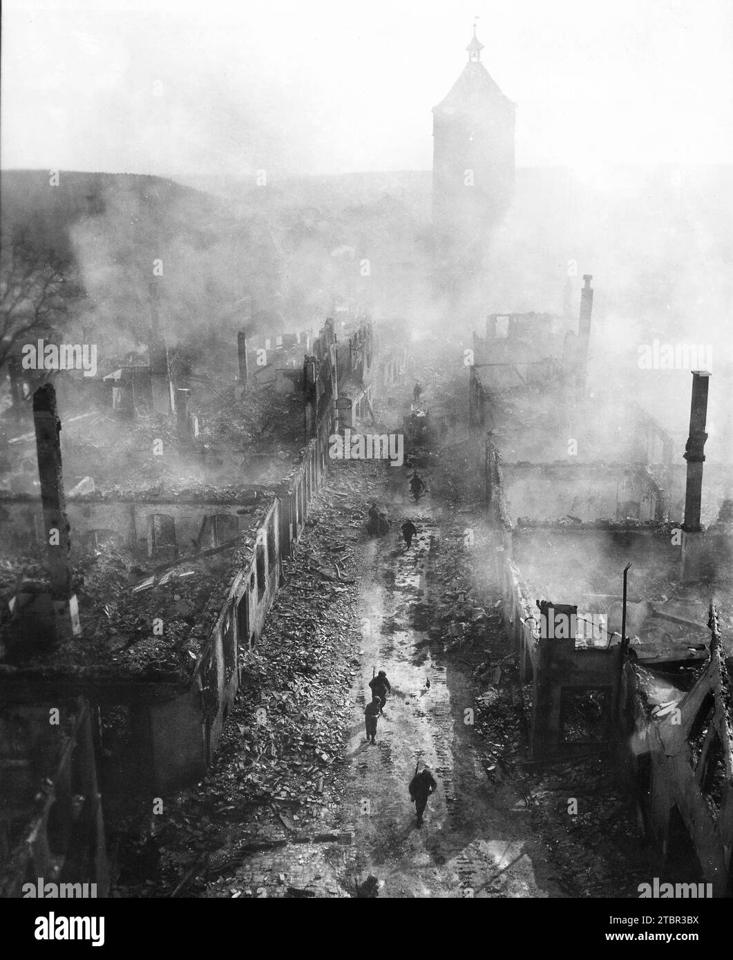 Les fantassins du 255e régiment d'infanterie descendent une rue de Waldenburg pour chasser le Hun après un récent raid de la 63e division. 16 avril 1945. Banque D'Images
