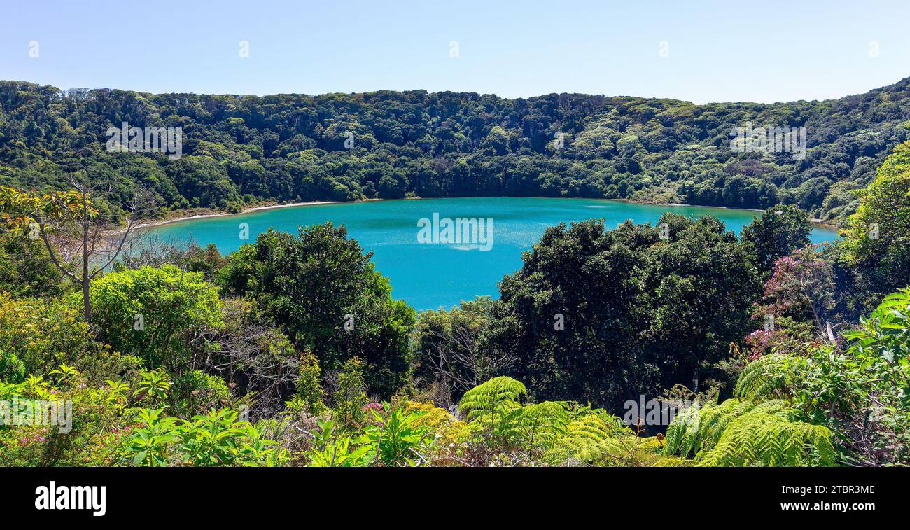 Vue sur le lac Botos, un magnifique lac turquoise près du volcan Poas au Costa Rica. Paysage avec le lac animé entouré de végétation tropicale luxuriante Banque D'Images