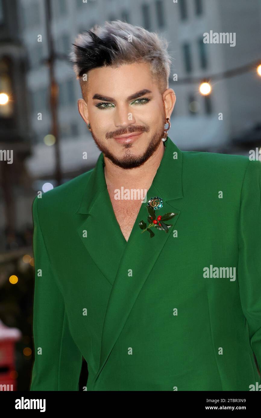 Adam Lambert arrivant pour les Royal Carols - ensemble au service de Noël à l'abbaye de Westminster à Londres. Date de la photo : Vendredi 8 décembre 2023. Banque D'Images