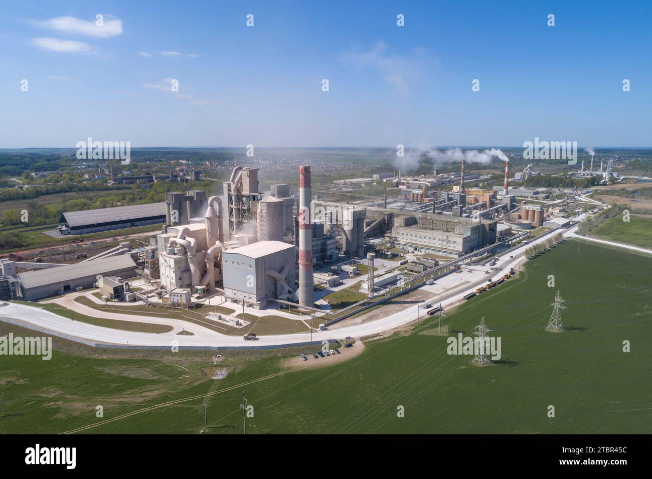 KRASNOSELSKY, BIÉLORUSSIE - 30 AVRIL 2019 : usine de matériaux de construction de Krasnoselsky par une journée ensoleillée de mai (photographie aérienne). Région de Grodno Banque D'Images