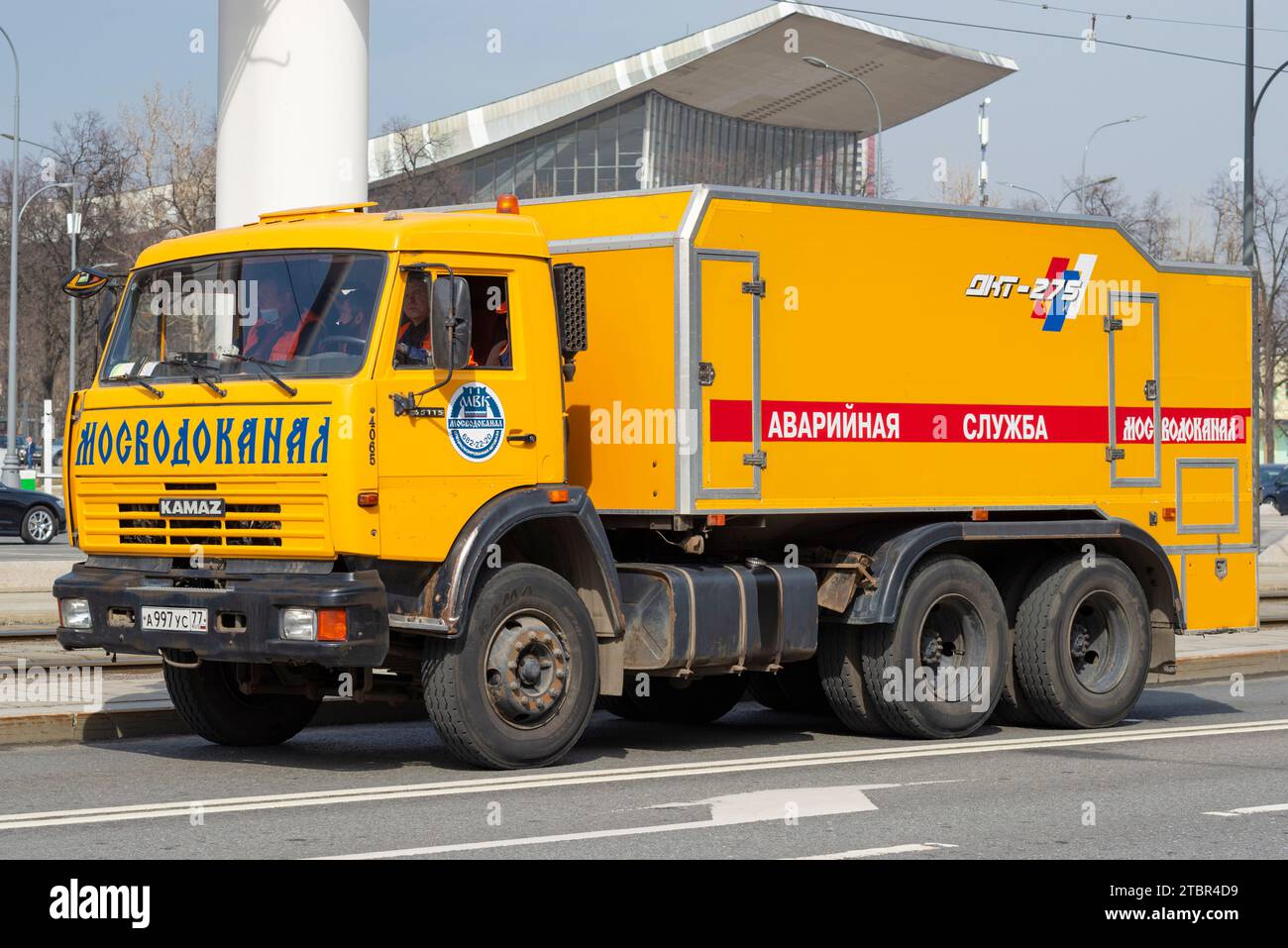 MOSCOU, RUSSIE - 14 AVRIL 2021 : véhicule de secours de Mosvodokanal Kamaz-65115 gros plan sur une journée ensoleillée d'avril Banque D'Images