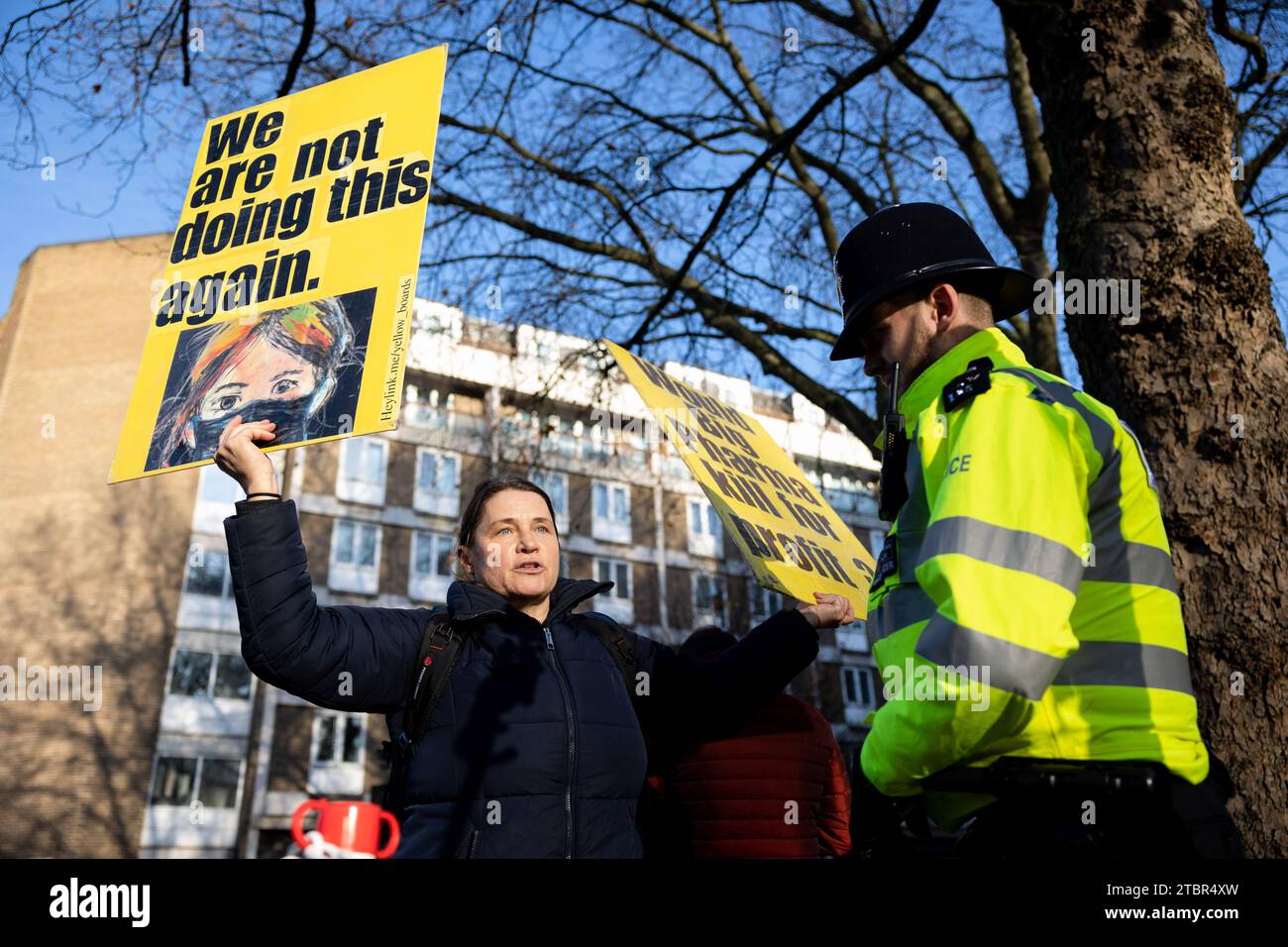 Une femme perturbant l'audience publique de l'enquête britannique sur la Covid-19 est arrêtée par l'officier de police du met à l'extérieur du lieu. L’ancien Premier ministre britannique Boris Johnson assiste à l’audition publique du module de base 2a de l’enquête britannique sur le Covid-19 pour témoigner. L’enquête britannique sur la Covid-19 est l’enquête publique indépendante mise en place pour examiner la réponse du Royaume-Uni à la pandémie de Covid-19 et son impact, et tirer des leçons pour l’avenir. Banque D'Images