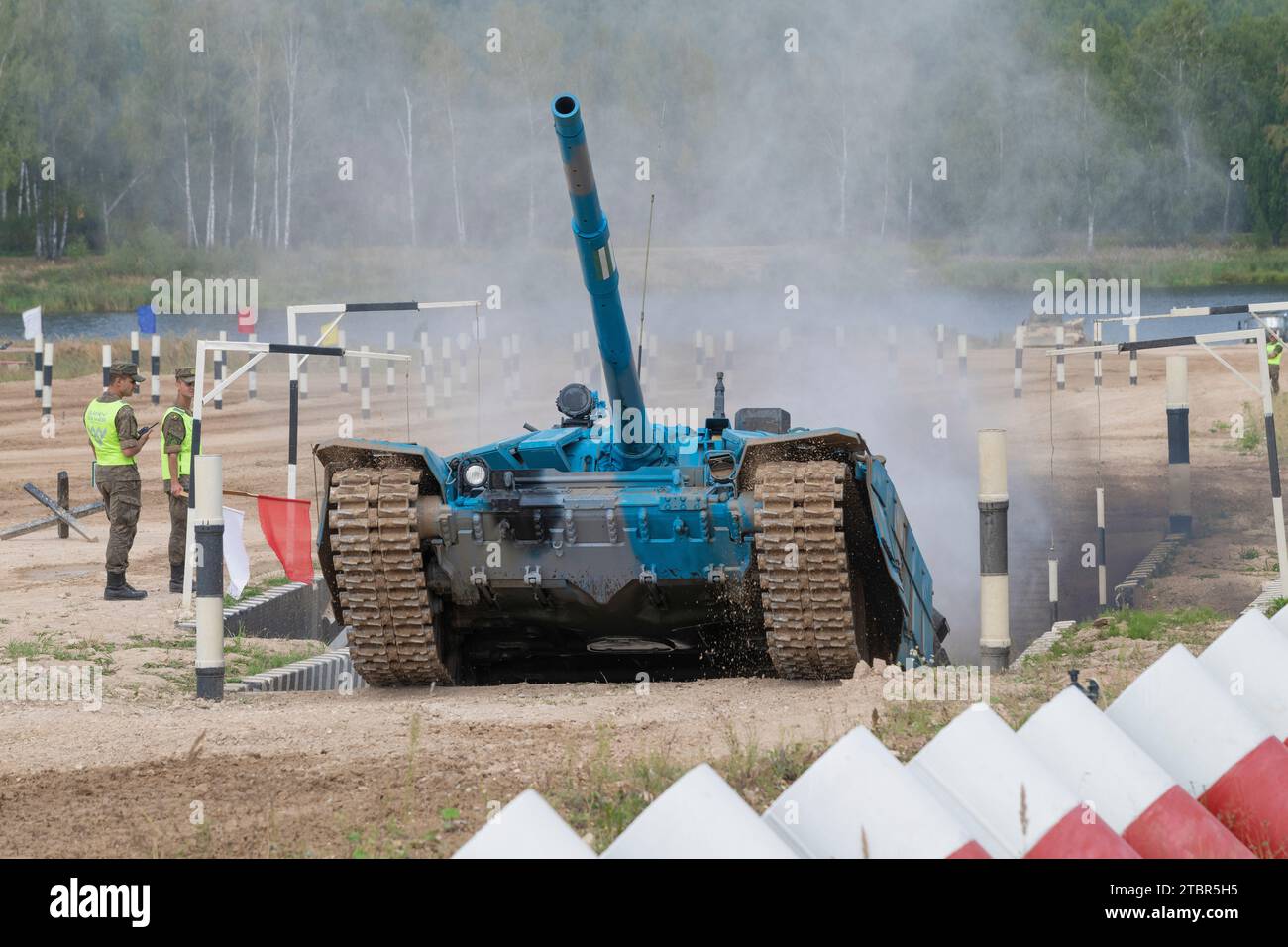 ALABINO, RUSSIE - 19 AOÛT 2022 : le char T-72B3 de couleur bleue surmonte l'obstacle 'Ditch'. Fragment de biathlon char. Jeux de guerre internationaux Banque D'Images