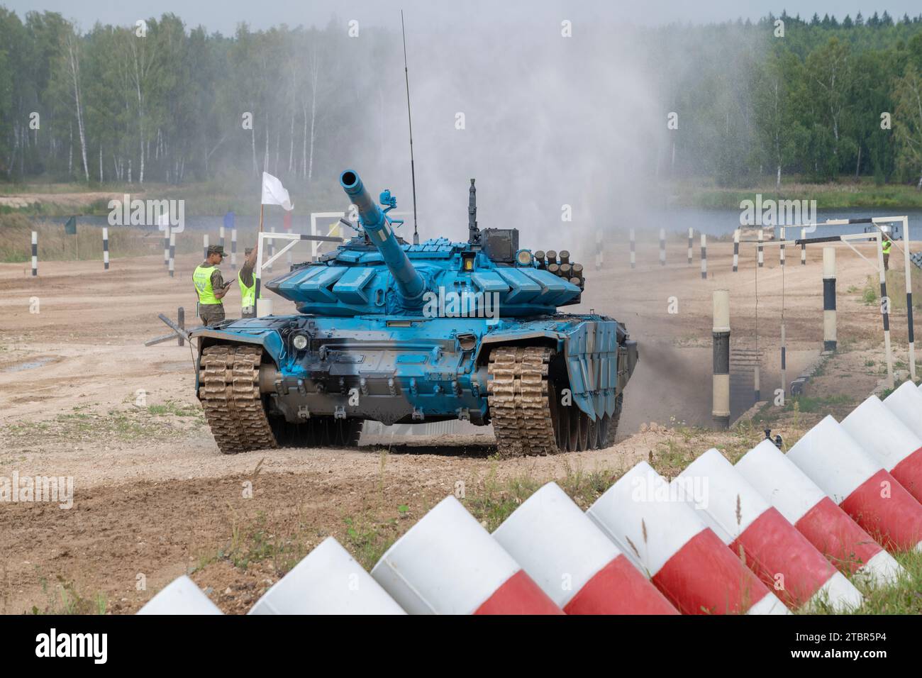 ALABINO, RUSSIE - 19 AOÛT 2022 : char T-72B3 de l'équipe de la République d'Abkhazie sur la piste de biathlon de char. Jeux de guerre internationaux Banque D'Images