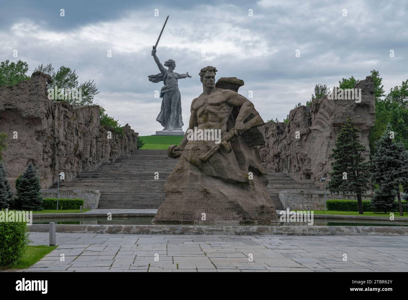 VOLGOGRAD, RUSSIE - 04 JUIN 2023 : composition sculpturale 'Stand to the Death' et le monument 'Motherland Callss' un matin nuageux tôt de juin. MAM Banque D'Images VOLGOGRAD, RUSSIE - 04 JUIN 2023 : composition sculpturale 'Stand to the Death' et le monument 'Motherland Callss' un matin nuageux tôt de juin. MAM Banque D'Images